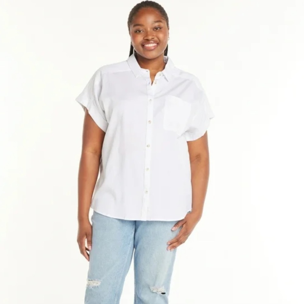 White Terra & Sky button up shirt with pocket and cuffed sleeves. Size 0X (14W)